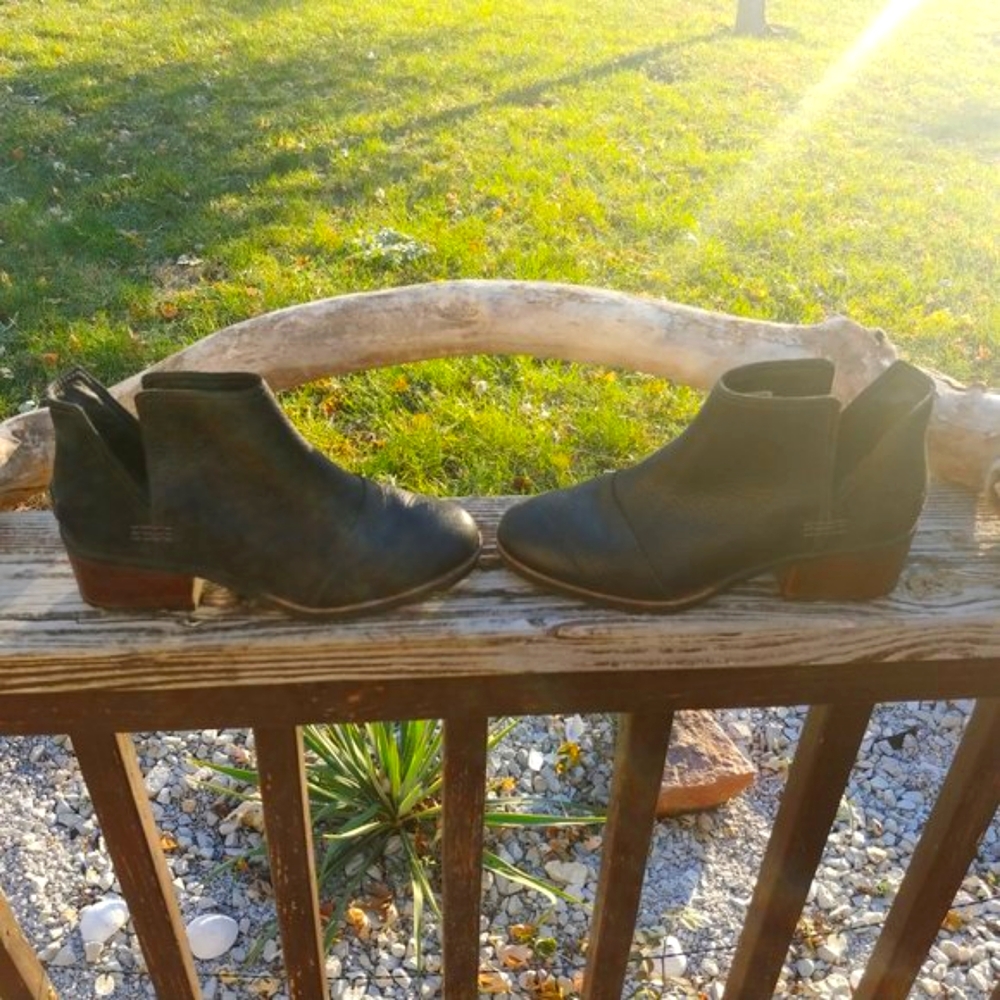 8.5 Sorel Boots, Made For Walkin' View 5